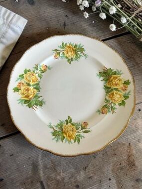 Royal Albert Tea Rose Dinner Plate Yellow Rose Fine Bone China 10.25”